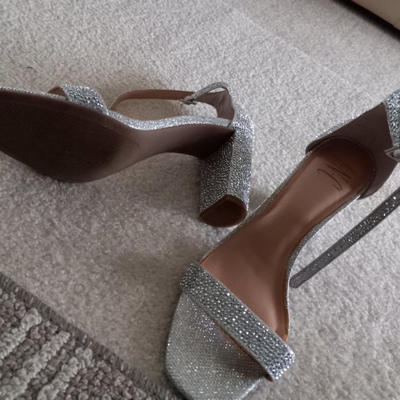 Like new In great condition only worn once - Picture 2 of 3